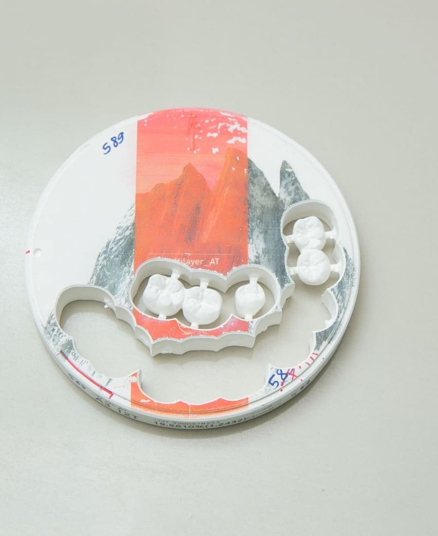 Disque fraisé, couronnes encore attachées