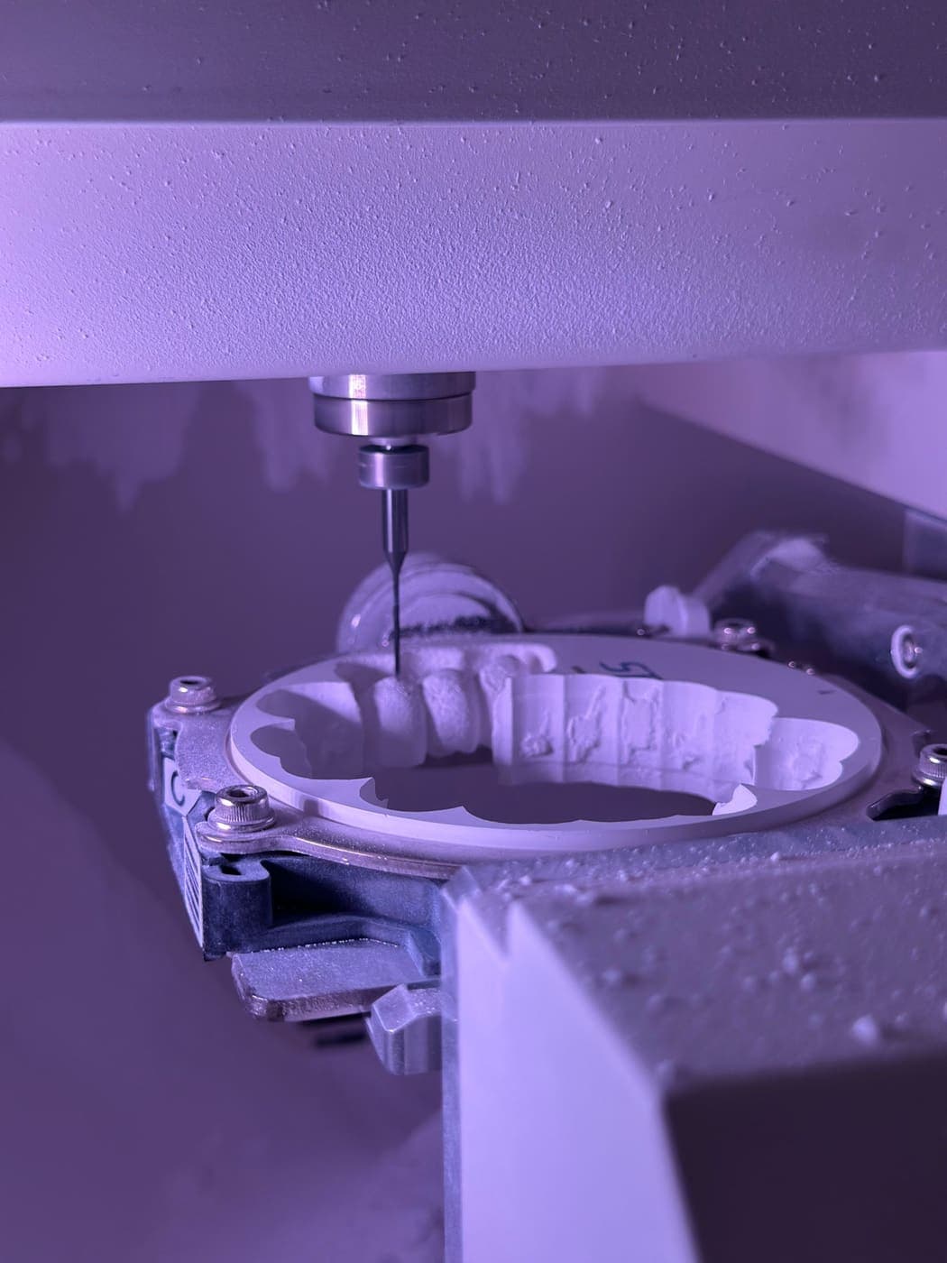 Usineuse CAD/CAM en train de fraiser un disque